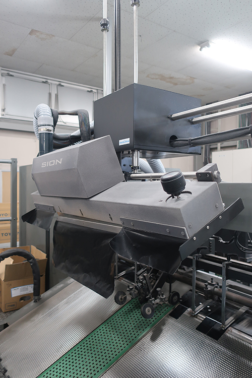 菊全判UV印刷６色印刷機に搭載された紙面昇温装置「SION」