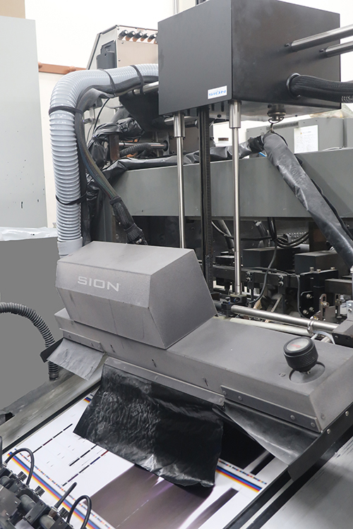 菊全判UV６色印刷機に設置された紙面昇温装置「SION」